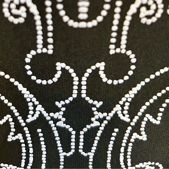 **HOST PICK** Black and white textured design size 10 - Picture 2 of 7